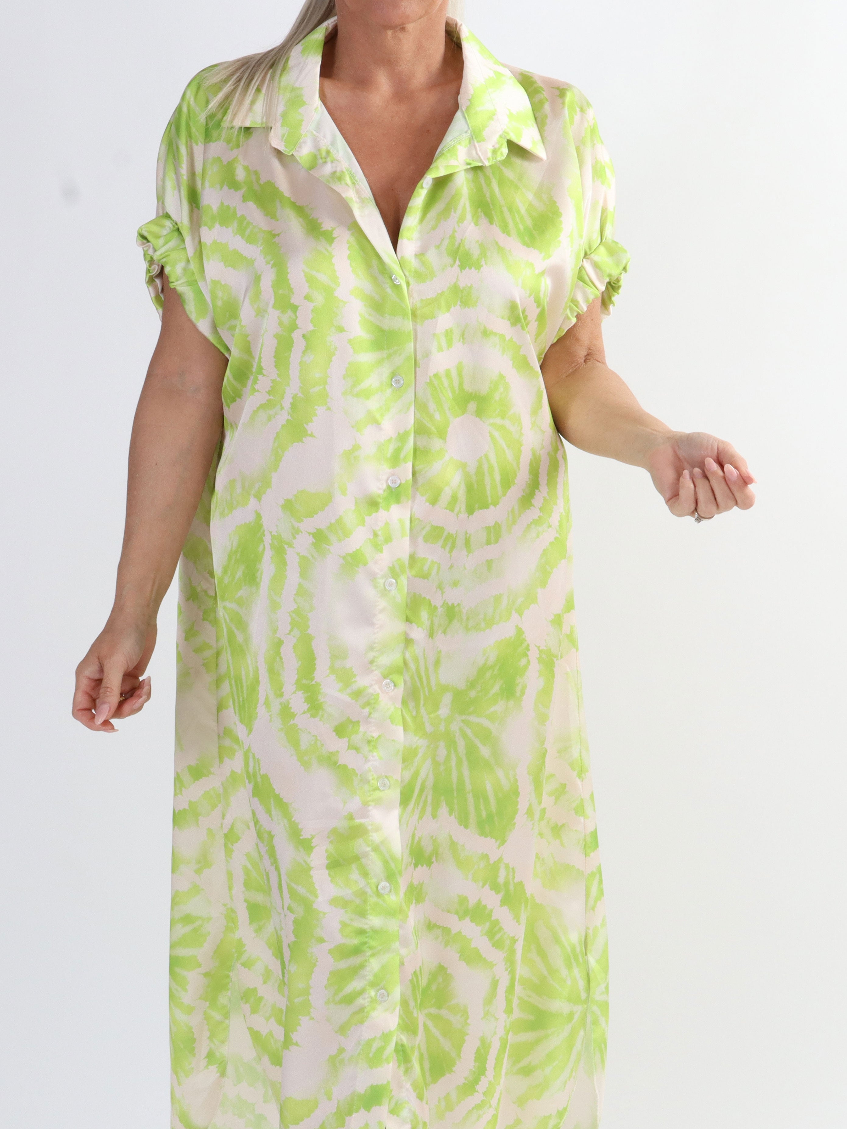 Erin - Skjortekjole i plus size med knapper og batikmønster